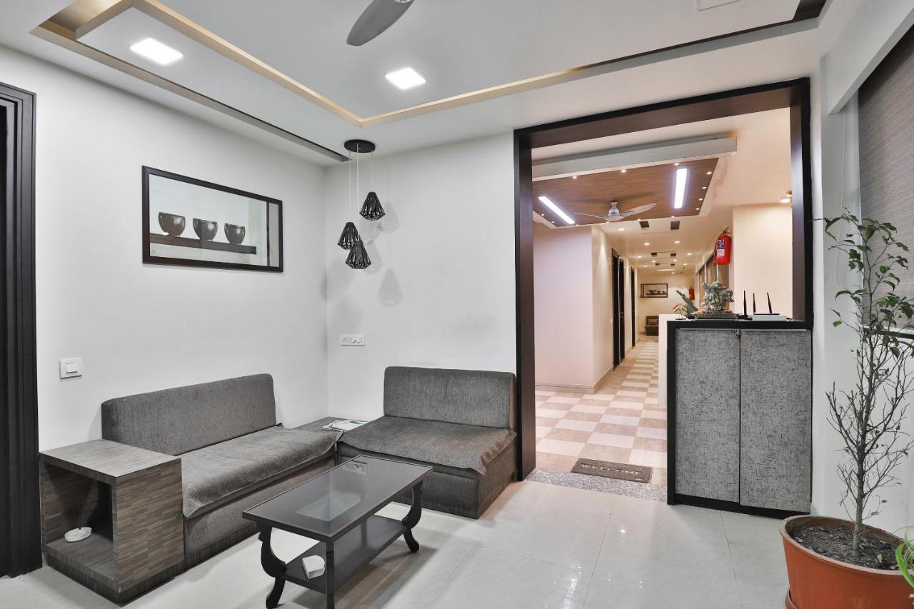 Oyo 23289 Hotel Anmol Palace Ahmedabad Extérieur photo