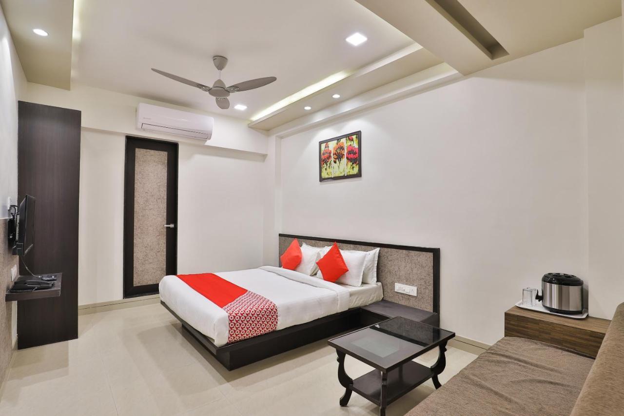 Oyo 23289 Hotel Anmol Palace Ahmedabad Extérieur photo