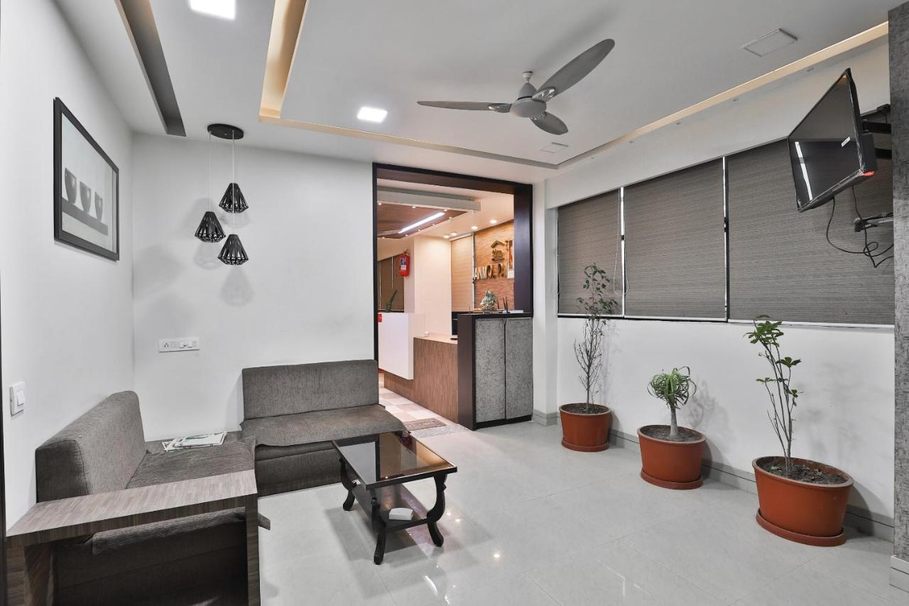 Oyo 23289 Hotel Anmol Palace Ahmedabad Extérieur photo